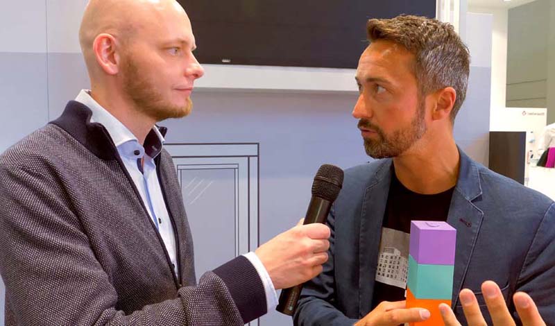 Interview auf der IFA in Berlin. Mit dem Handmikrofon können Interviews schnell und flexible geführt werden.